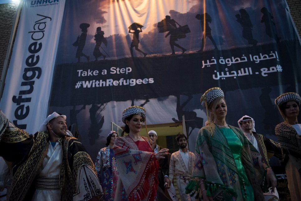 أدهشت دار الأزياء العراقية الحضور بعرض خاص للحضارات العراقية ورقصات فولكلورية تمثل المكونات الثقافية الغنية والمتنوعة في العراق.
