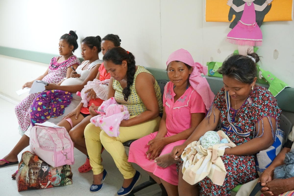 نساء فنزويليات ممن ولدن مؤخراً ينتظرن رؤية طبيب في مستشفى سان خوسيه العام في مايكاو، كولومبيا.