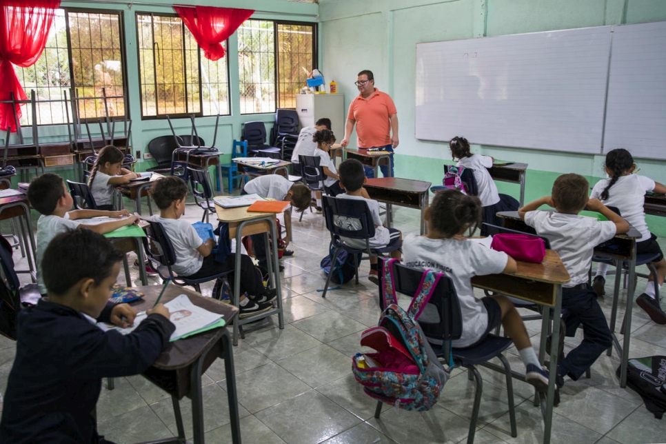 La salle de classe de Ramón à Upala, où des enfants costariciens et des demandeurs d'asile nicaraguayens étudient côte à côte. 