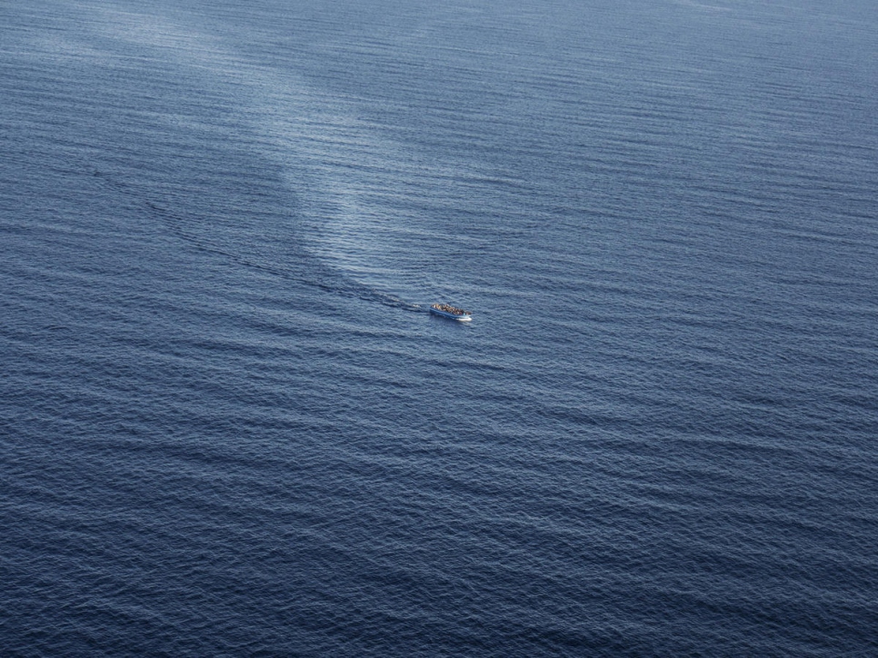 Une embarcation bondée est repérée en Méditerranée par un hélicoptère de sauvetage italien lors de l'opération Mare Nostrum, en juin 2014.