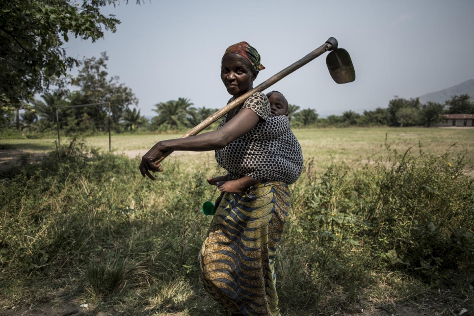 امرأة كونغولية نازحة داخلياً تعمل في الأراضي الزراعية التي تشكل جزءًا من مشروع إيفاريست مفومي الزراعي في لوسندا، جمهورية الكونغو الديمقراطية. 