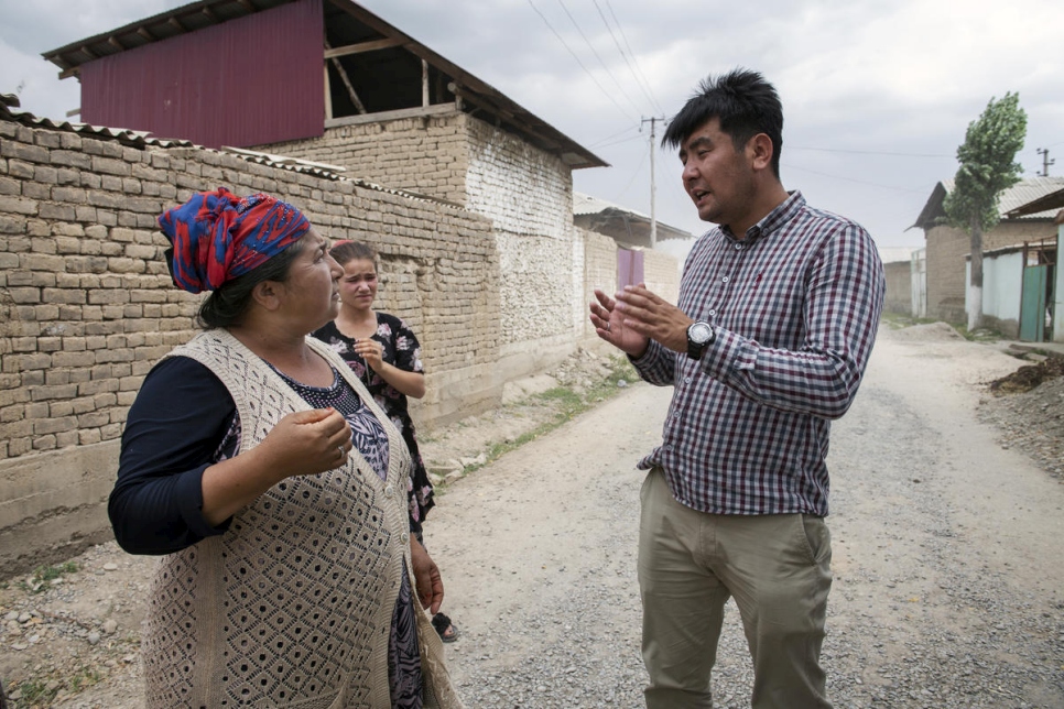 يقدم أشوروف المشورة القانونية لأحد أفراد مجتمع ليولي البدوي من الرحّل في قيرغيزستان. 