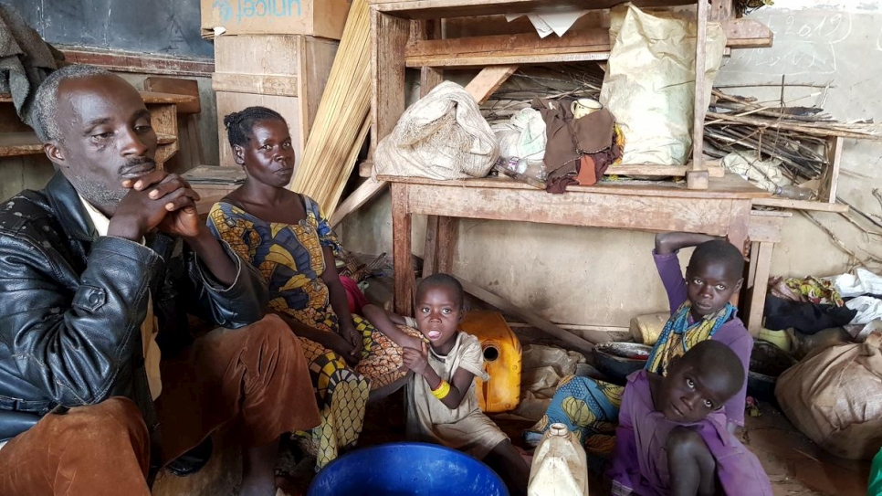 Dino, 44 ans, et Jeanne, 40 ans, ont fui la violence dans leur village avec leurs quatre enfants. 
