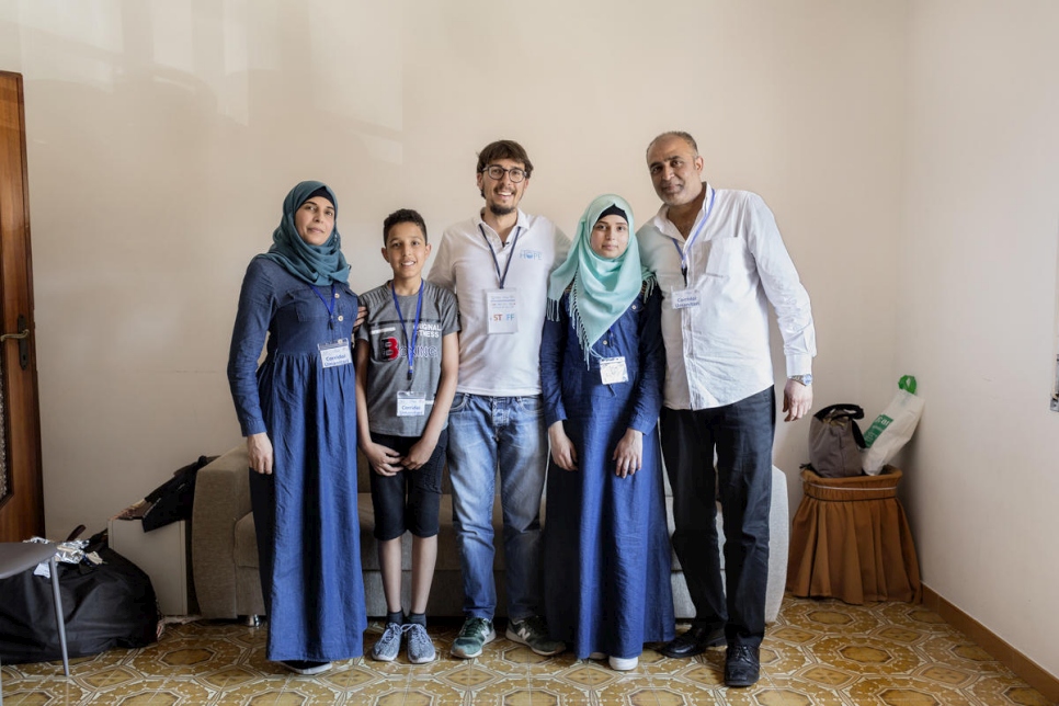 سيموني سكوتا (في الوسط)، يقف مع عائلة فلسطينية لاجئة من سوريا (من اليسار إلى اليمين) هنادي، 39 عاماً، وياسر عرفات، 13 عاماً، وسارة، 16 عاماً، وعمار عيسى، 48 عاماً. 