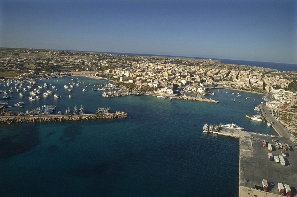 Vue sur le port de Lampedusa sur l'île italienne du même nom en Méditerranée. 