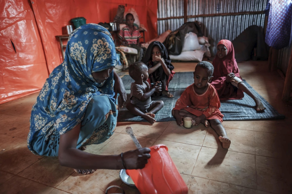لاجئة صومالية تطعم أطفالها في مدرسة "وورلد فيجن" والتي تستخدم كمأوى مؤقت في بور أمينو، إثيوبيا.