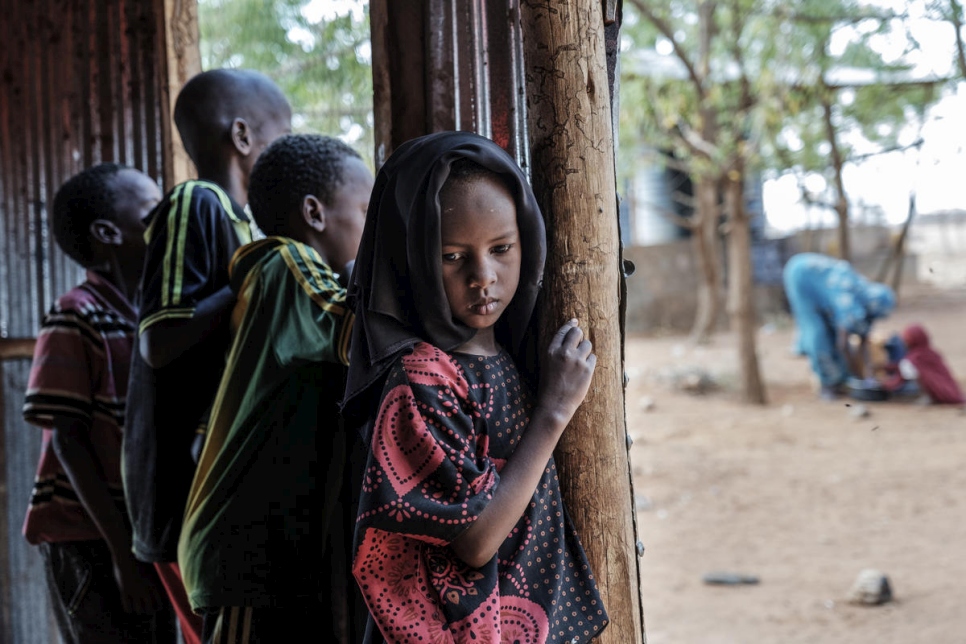 فتاة صومالية لاجئة تقف إلى جانب إخوتها في مدرسة "وورلد فيجن" تستخدم كمأوى مؤقت في بور أمينو، إثيوبيا.