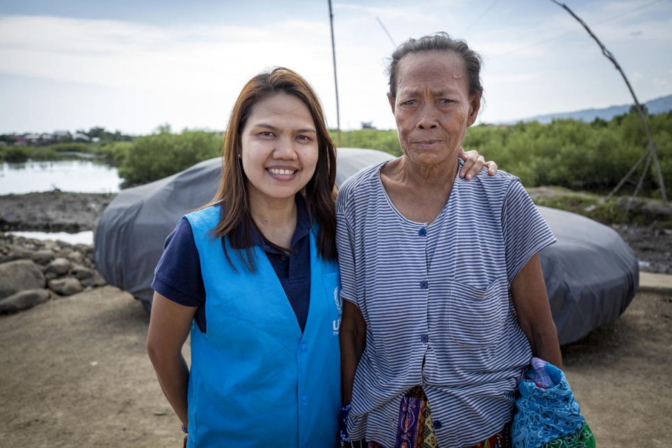 المساعدة الميدانية في المفوضية، مريام بالما، مع وانيتا أراجاني بالقرب من مدينة زامبوانغا، الفلبين.