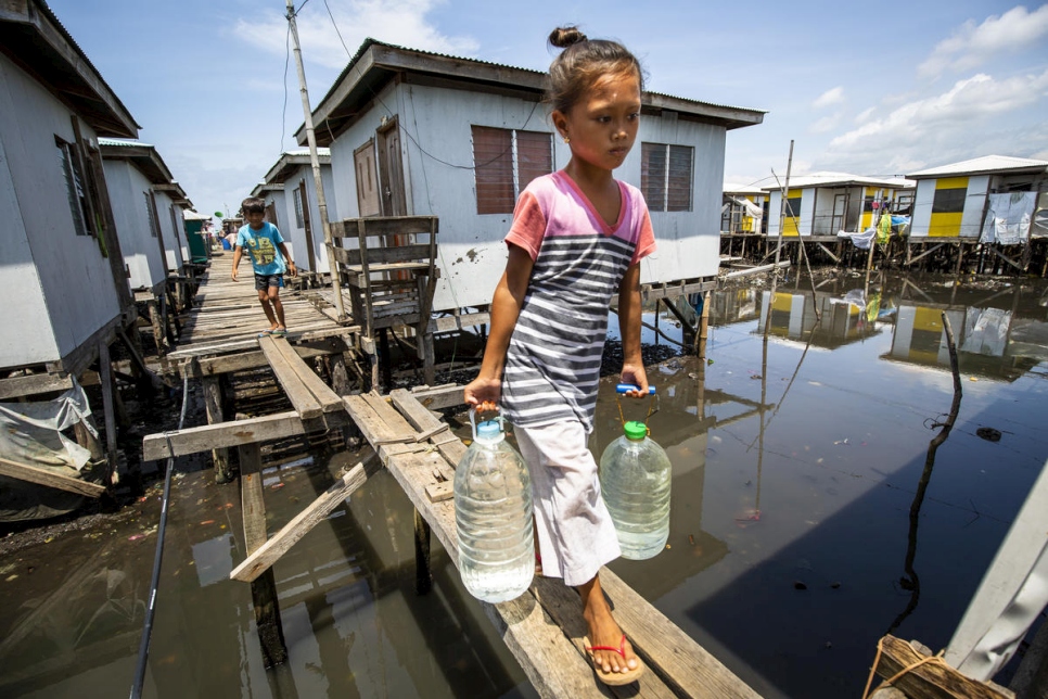 فتاة صغيرة تحمل المياه بالقرب من مدينة زامبوانغا، الفلبين. يتكون المجتمع من سما باجاو وشعب التاوسوغ الإثني.
