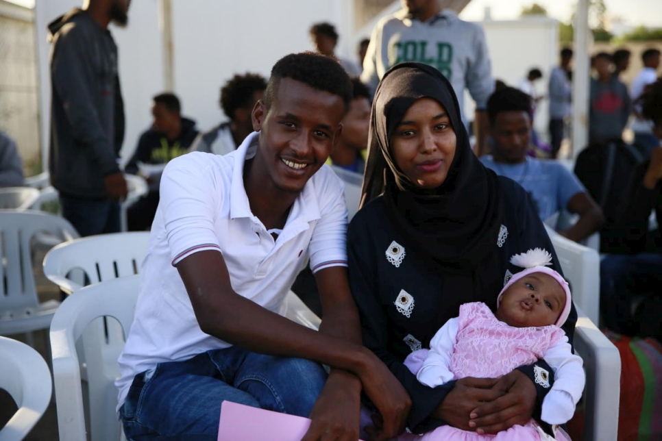 الصوماليان عبد الباسط وزينب يجلسان مع ابنتهما البالغة من العمر شهرين في مرفق التجمع والمغادرة في طرابلس قبل رحلة الإجلاء إلى رواندا. 