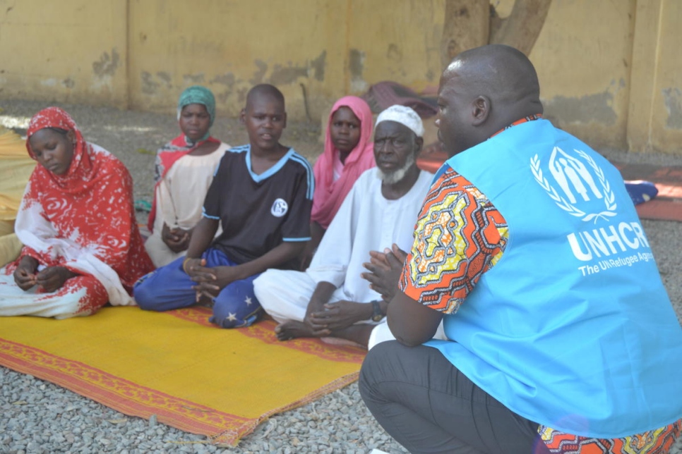Des réfugiés soudanais reçoivent un dernier briefing de la part d'un employé du HCR au Tchad avant leur réinstallation dans un pays tiers, en mai 2016. 
