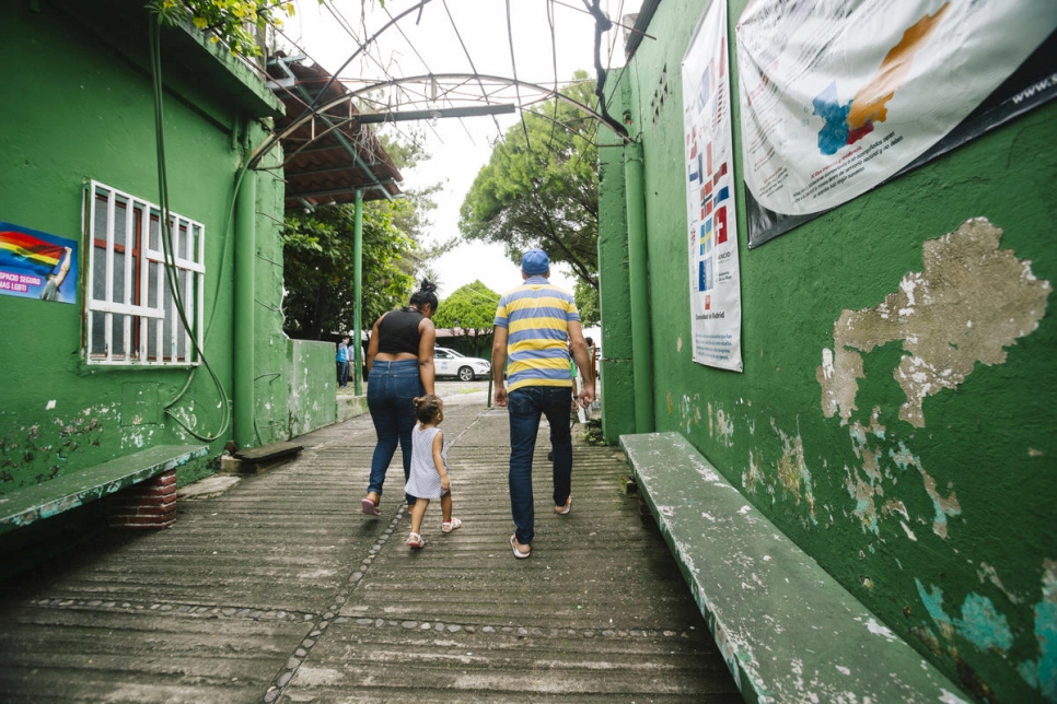 Cette famille marche le long d'un centre d'hébergement pour réfugiés et demandeurs d'asile à Tachapula, au Mexique. Photo d'archives, septembre 2019. 
