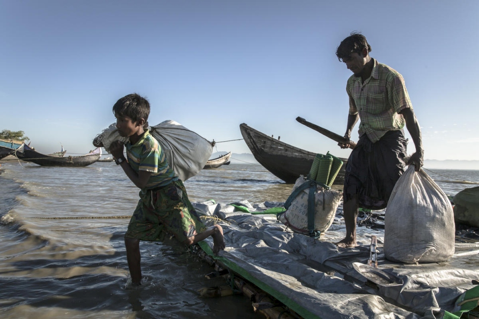 Bangladesh. Rohingya cross Naf River to reach refugee camps