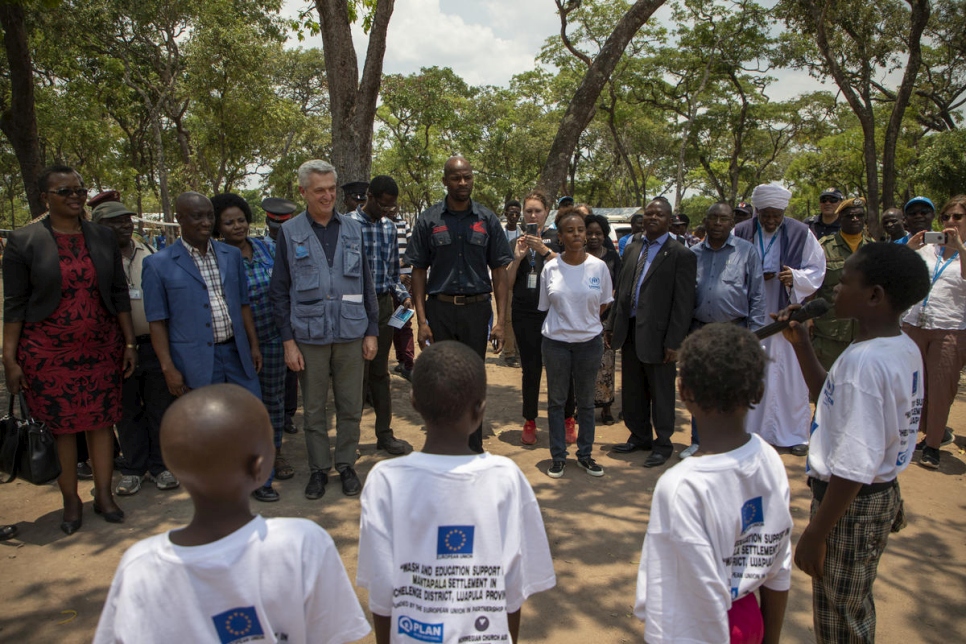 المفوض السامي للأمم المتحدة لشؤون اللاجئين فيليبو غراندي يلتقي بلاجئات كونغوليات في مساحة آمنة للفتيات في مخيم مانتابالا، زامبيا.