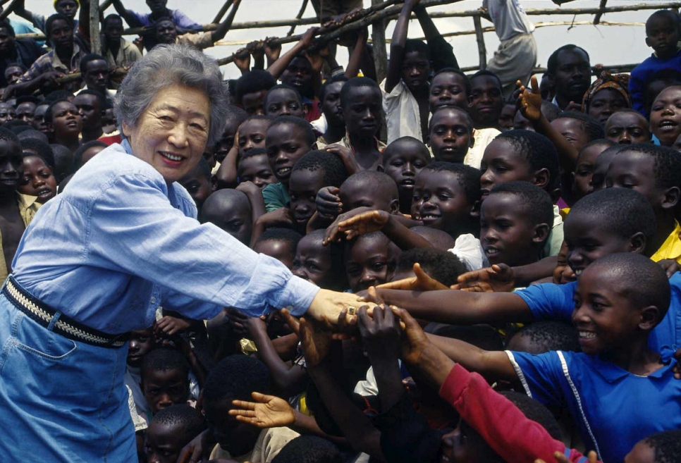 La Haut Commissaire des Nations Unies pour les réfugiés Sadako Ogata, en visite auprès de réfugiés rwandais dans la région de Bukavu au Sud-Kivu, République démocratique du Congo. Février 1995. 