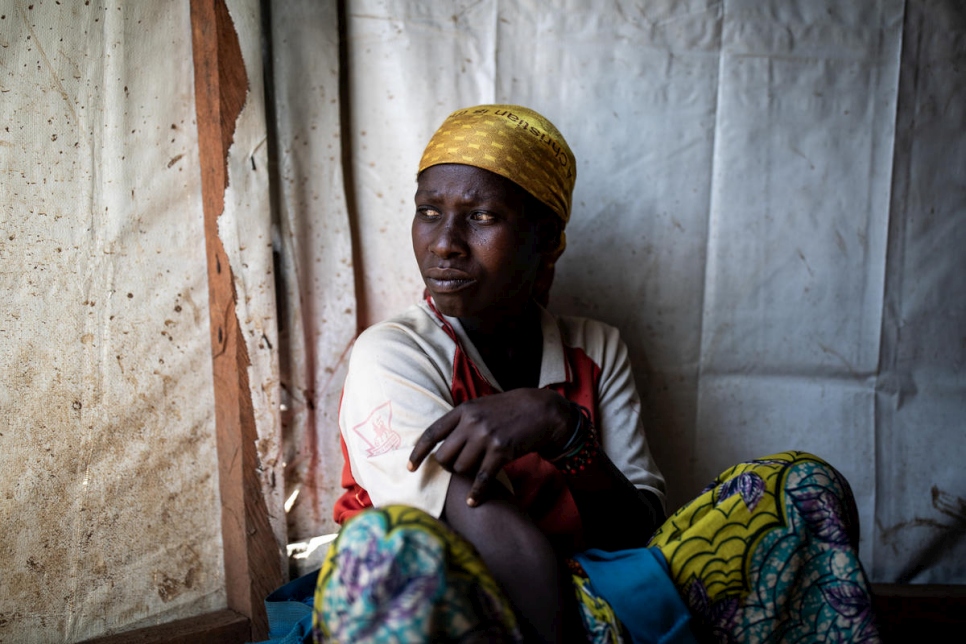 تجلس فومولي، 35 سنة، خارج كنيسة يتم استخدامها كمأوى مؤقت للنازحين داخلياً في درودرو، مقاطعة إيتوري في جمهورية الكونغو الديمقراطية. 