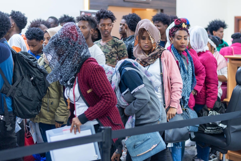 Un groupe de réfugiés arrive à l'aéroport international de Kigali, après une évacuation vitale depuis la Libye vers le Rwanda.   