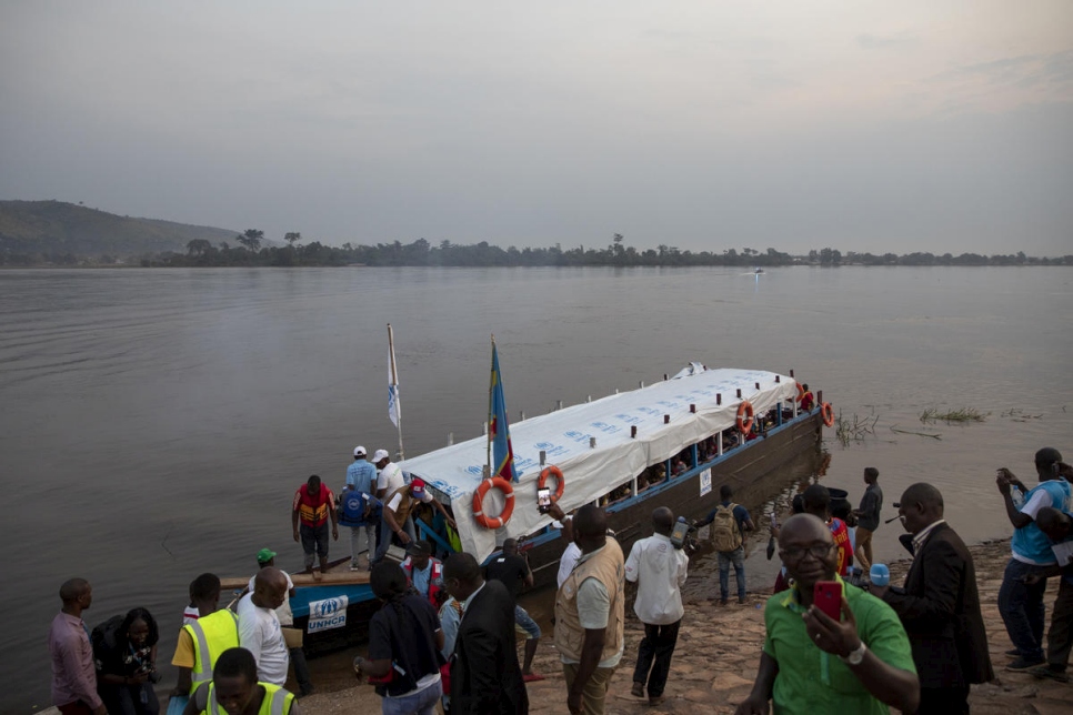 وصول قارب على متنه 200 شخص من العائدين طوعاً من جمهورية الكونغو الديمقراطية إلى بانغي، جمهورية إفريقيا الوسطى.
