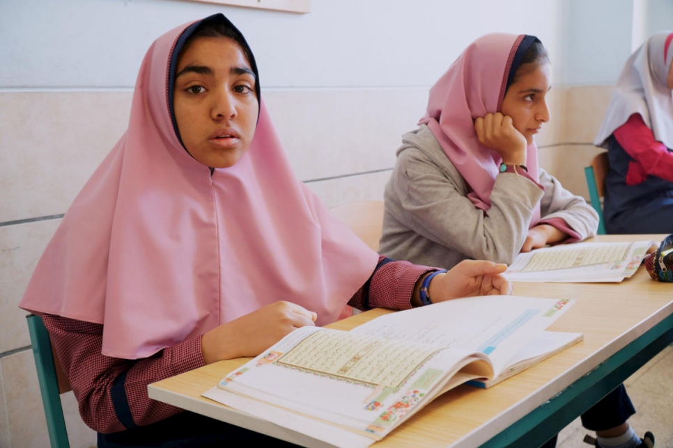 اللاجئة الأفغانية باريسا البالغة من العمر 16 عاماً (يسار) تحضر دروساً في أصفهان، إيران.