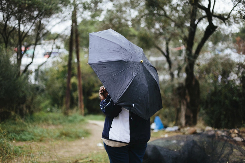 Virginie Laure, une demandeuse d'asile camerounaise, s'abrite de la pluie au centre d'accueil et d'identification de Moria sur l'île grecque de Lesbos. 
