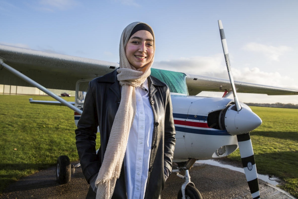 مايا غزال، أمام الطائرة التي ستقوم بها بأول رحلة فردية، في مركز بايلوت في دينهام، المملكة المتحدة. 