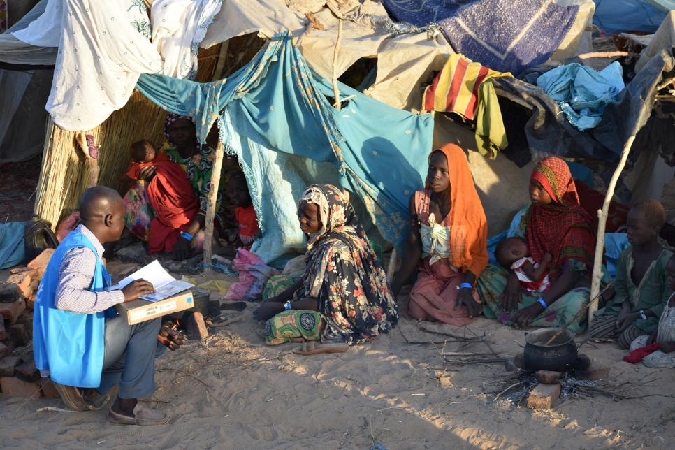 موظفو المفوضية يتحدثون إلى اللاجئين السودانيين الذين وصلوا حديثاً إلى أدري، تشاد.