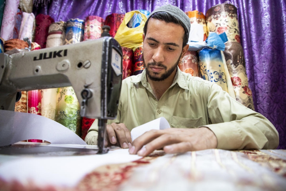 شيفات، 23 عاماً، في متجر الأقمشة في سوق ميدان العصف في كراتشي.
