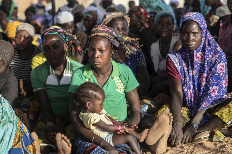Un groupé de déplacées burkinabées regroupées devant le domicile d'un chef de district à Kaya, au Burkina Faso. 