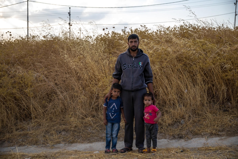 Un réfugié syrien avec ses deux enfants âgés de cinq et deux ans au camp de Bardarash, à Dohouk en Irak.