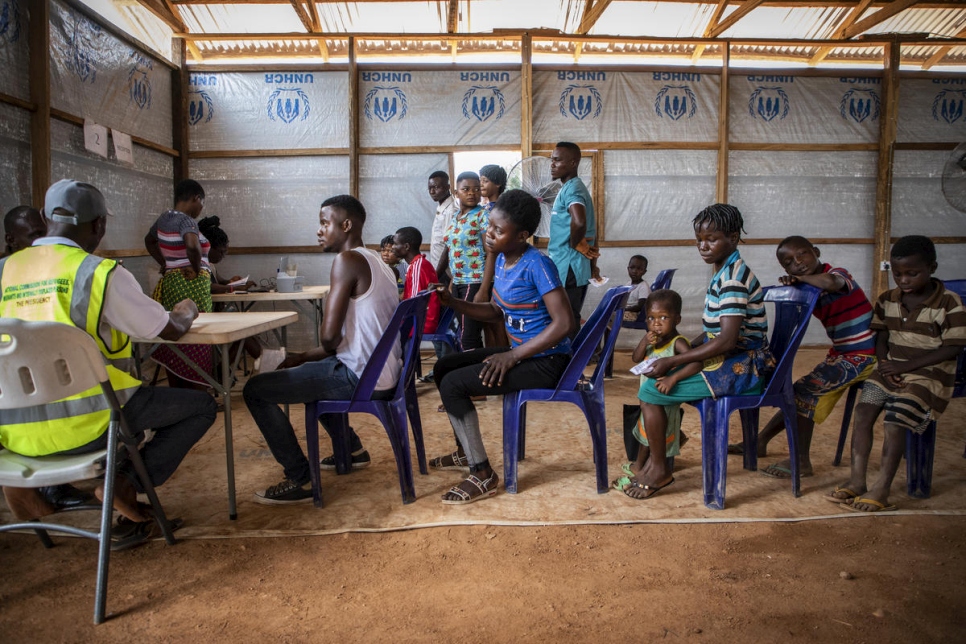 Des réfugiés anglophones du Cameroun sont enregistrés par le personnel du HCR à l'installation d'Okende à Ogoja, au Nigeria, en avril 2019.  