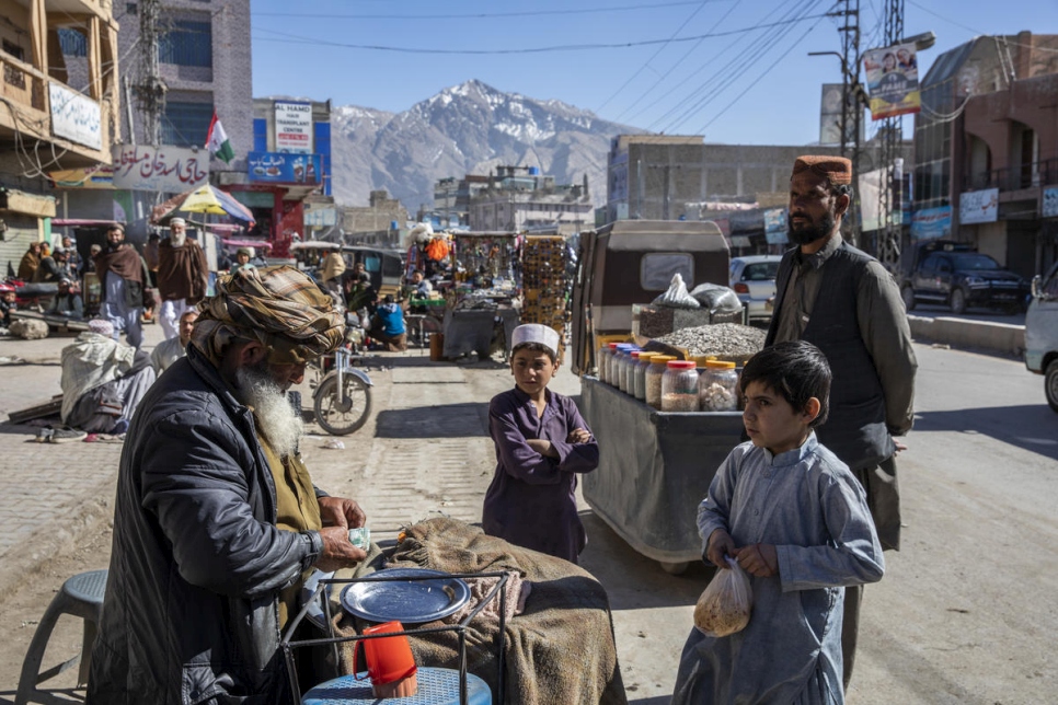 يبيع والد نادية، عبد الرشيد، طبق القبلي – وهو من الأطباق الأفغانية التي يتم إعداده من الأرز والدجاج والزبيب والكمون - في أحد شوارع كويتا.