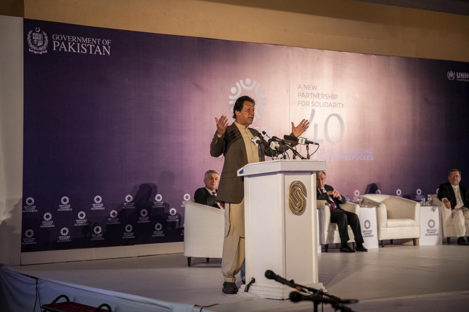 عمران خان، رئيس الوزراء الباكستاني، يتحدث خلال "قمة اللاجئين"، حيث أقر الزعماء بكرم باكستان وإيران كبلدين مضيفين وحثوا على مزيد من الدعم للاجئين الأفغان ومضيفيهم. 