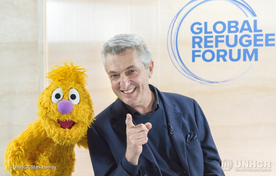 Filippo Grandi, Haut Commissaire des Nations Unies pour les réfugiés, rencontre Jad de l'émission TV pour les enfants "1 rue Sésame", qui est en visite au Forum mondial sur les réfugiés à Genève.