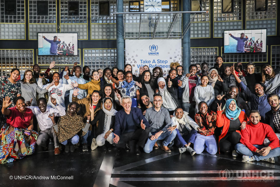 Le Haut Commissaire des Nations Unies pour les réfugiés Filippo Grandi (au premier plan, accroupi) rencontre un groupe de 70 jeunes réfugiés qui participent au Forum mondial sur les réfugiés à Genève.