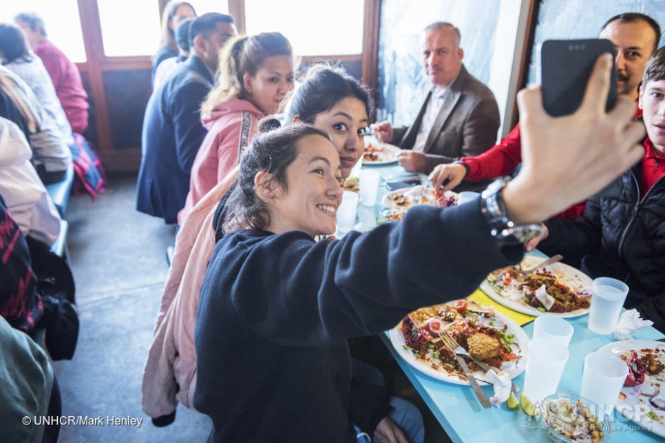 Le restaurant populaire des Bains des Pâquis, au bord du lac Léman, sert le déjeuner à un groupe de réfugiés - auquel assiste le Haut Commissaire des Nations Unies pour les réfugiés Filippo Grandi - pendant le Forum mondial sur les réfugiés à Genève.