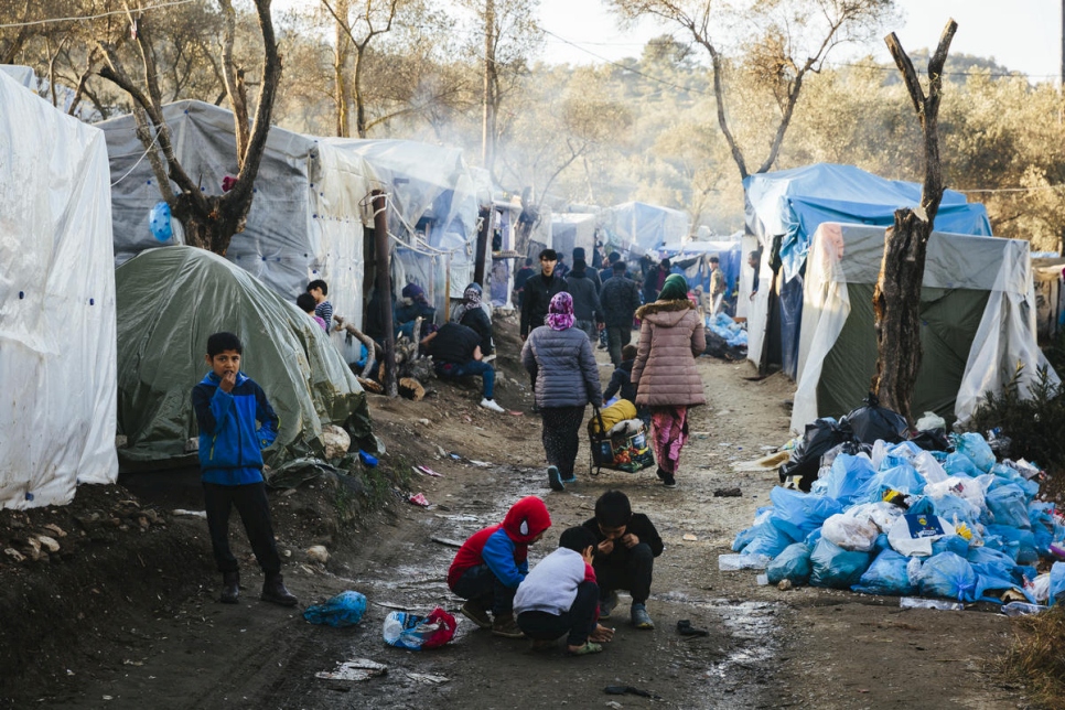 طالبو لجوء من الأفغان في مخيم مؤقت بجوار مركز استقبال وتحديد الهوية في جزيرة موريا اليونانية. 
