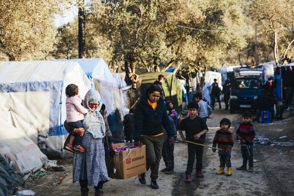 Une demandeuse d'asile afghane âgée et sa fille près de Moria, sur l'île grecque de Lesbos. 