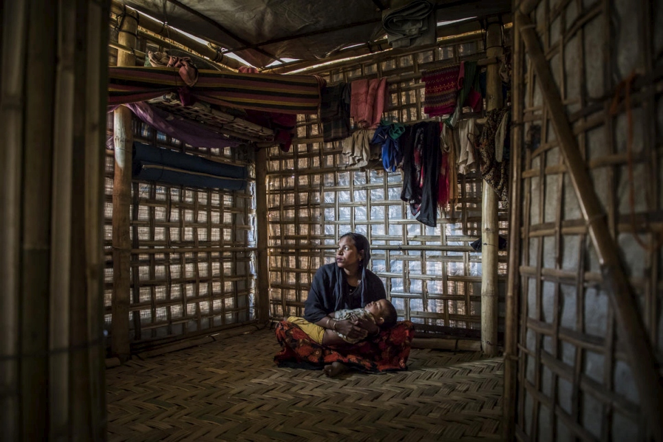 رحيمة خاتون تحمل ابنها محمد عرفات وهو ينام في مأواهم الواقع في المخيم 1 غرب، كوتوبالونغ. كوكس بازار، بنغلاديش. 