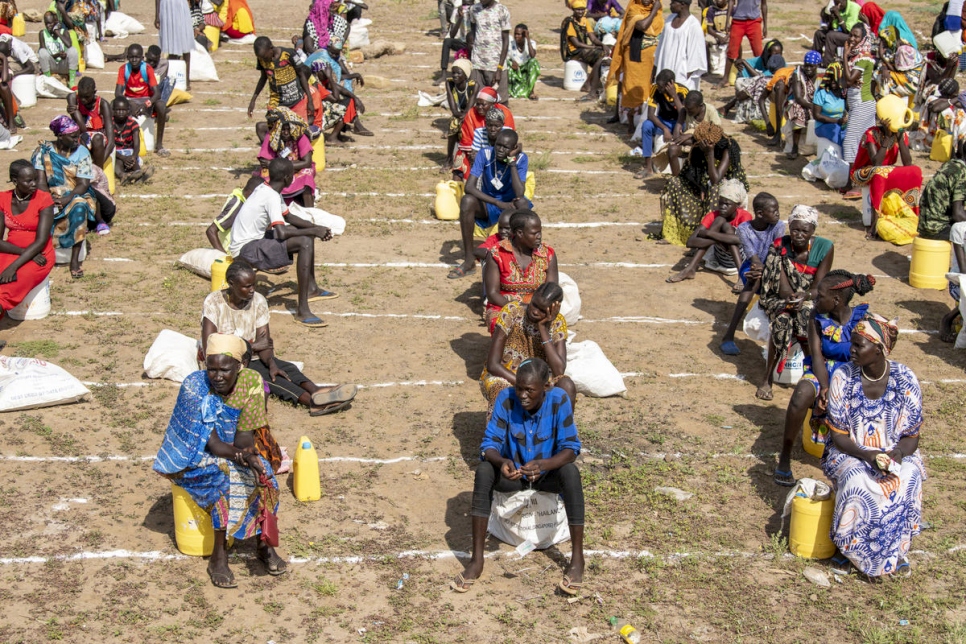 Des réfugiés sud-soudanais pratiquent la distanciation sociale en attendant à un point de distribution de vivres, au camp de Kakuma, Kenya. 