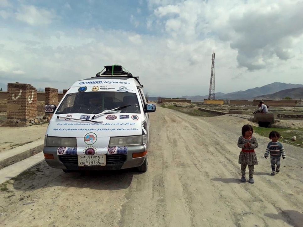 Une fourgonnette équipée de haut-parleurs circule dans la banlieue de Kaboul pour informer les habitants des mesures de prévention contre la pandémie de Covid-19. Des campagnes de sensibilisation similaires sont en cours à travers tout l'Afghanistan. 