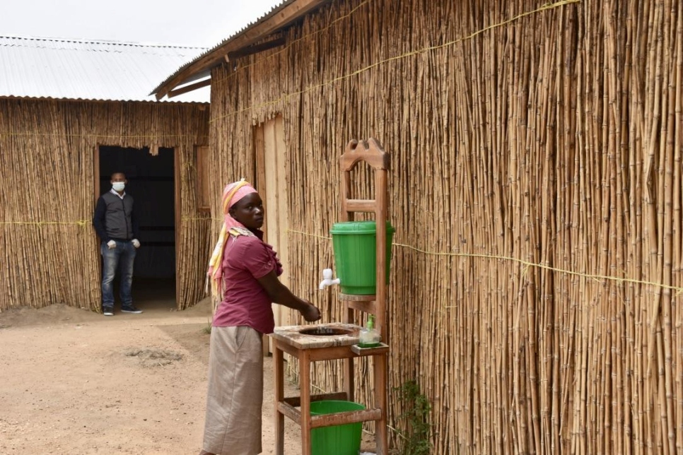 Une déplacée interne se lave les mains avant de recevoir une allocation d'aide en espèces dans le site de Kigonze, province d'Ituri, en République démocratique du Congo (RDC). 
