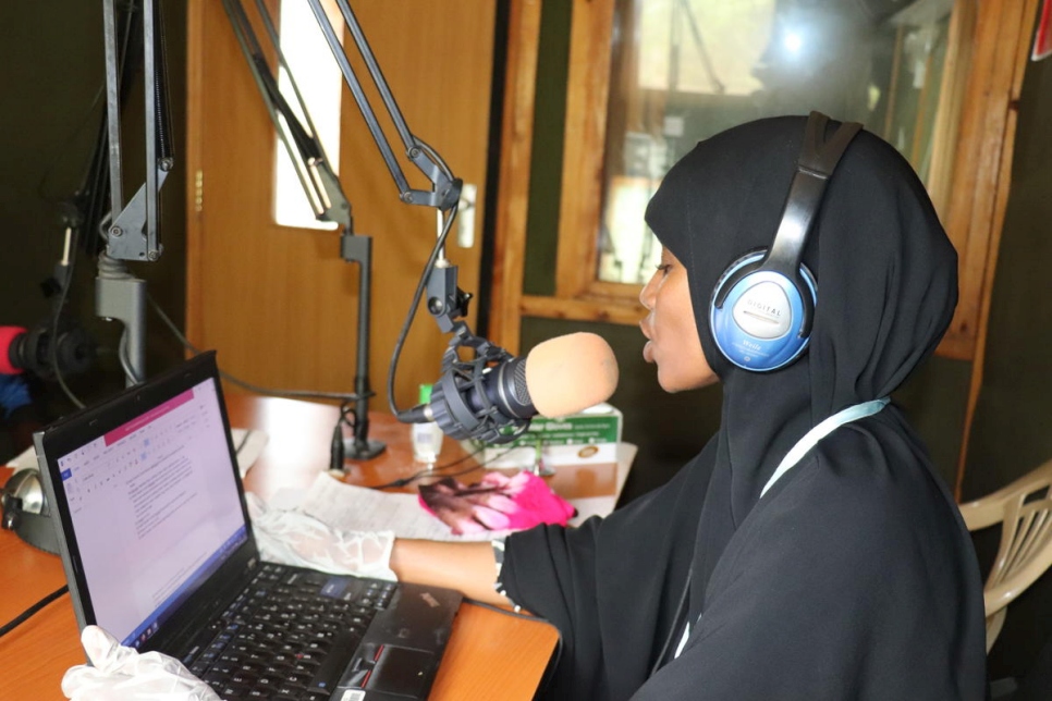 Amina Hassan, enseignante d'origine somalienne, donne une leçon d'anglais à des élèves de cinquième année par radio au camp de Dadaab au Kenya. 