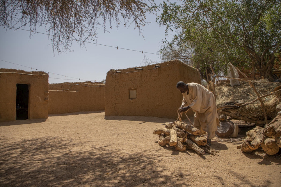 يكدس أحمد إسحق بابكر الحطب في كبكابية شمال دارفور، السودان. نزح هو وعائلته عندما هاجمت ميليشيات مسلحة قريته في وادي باري في عام 2004. 
