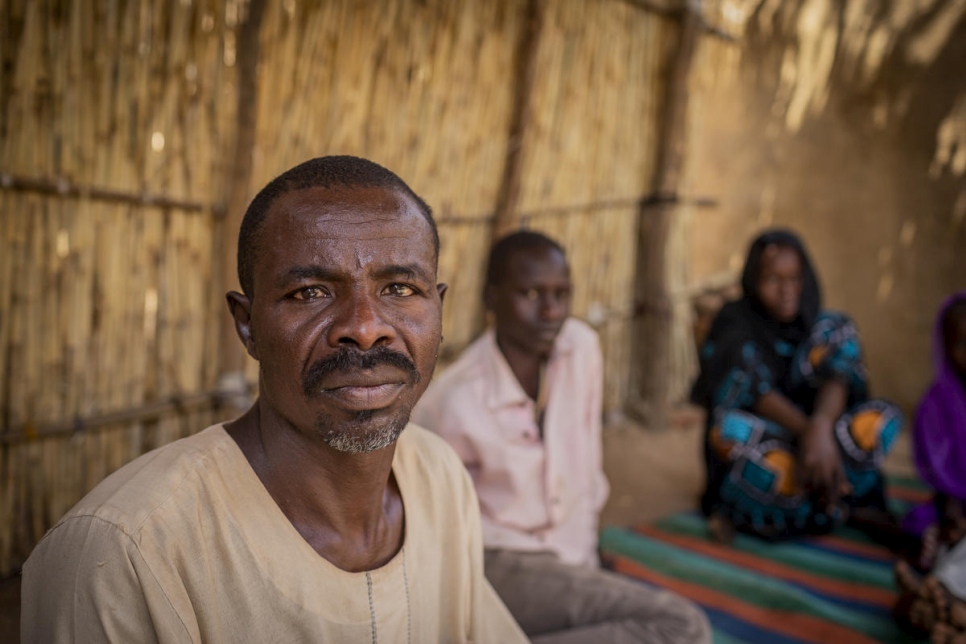 أحمد إسحق بابكر، يجلس مع أولاده في مسكنه في بلدة كبكابية في شمال دارفور، السودان. نزح هو وعائلته عندما هاجمت ميليشيات مسلحة قريته في وادي باري في عام 2004. 