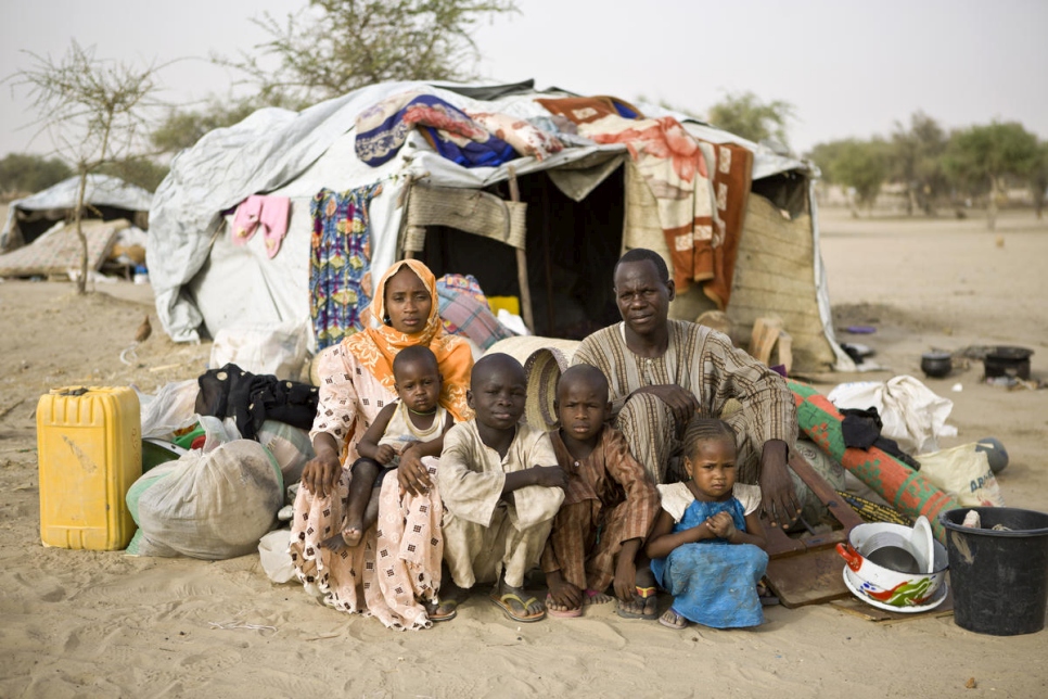 Une famille réfugiée – qui a fui les attaques de Boko Haram au Nigéria – est assise devant son abri dans le camp de Sayam Forage, au Niger. Mai 2016. 