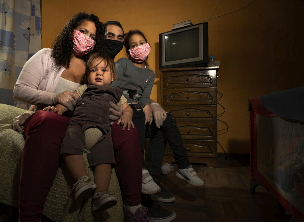 Une famille vénézuélienne déplacée qui a perdu ses revenus à cause de la pandémie de Covid-19, photographiée dans sa maison à Santiago, au Chili, en mai 2020.  