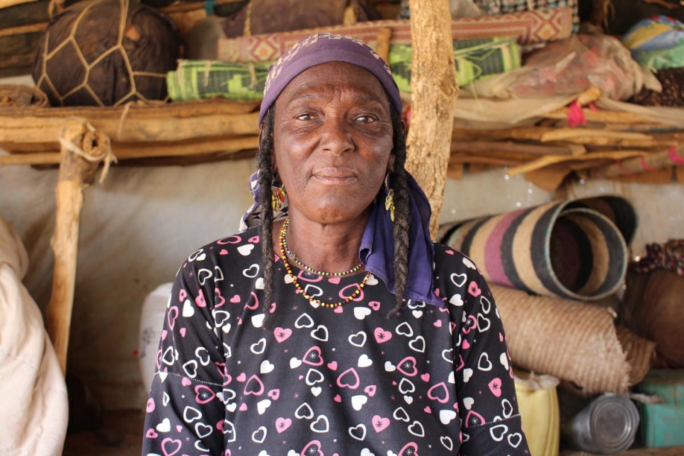 Melka, une réfugiée malienne, travaillait en tant que sage-femme assistante dans un centre de santé construit par le HCR à Intikane, dans la région de Tahoua au Niger, après avoir fui son pays en 2012. 
