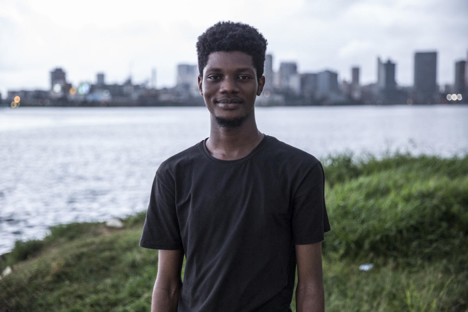 O'Plérou Grebet, vingt-deux ans, se rend fréquemment sur les rives de la lagune d'Abidjan. Pour se déplacer dans la ville, il doit traverser une étendue d'eau, et ses observations au cours de ces trajets l'aident à faire preuve de créativité. 
