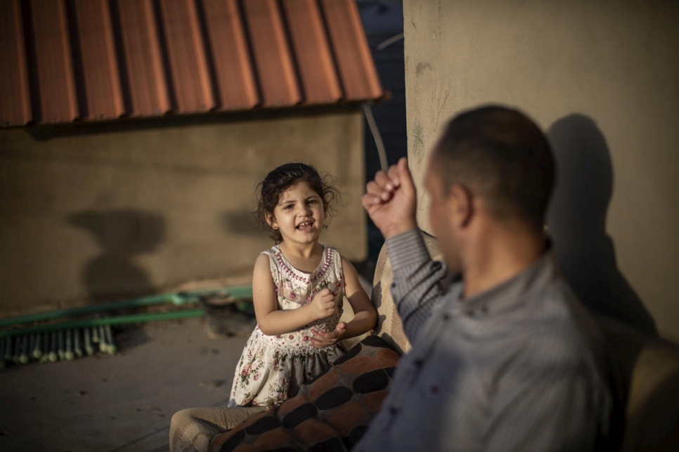 Le réfugié syrien Mouhamad, 37 ans, joue avec sa fille âgée de trois ans, Yasmine Al Sham, sur leur toit à Barja, au Liban. 