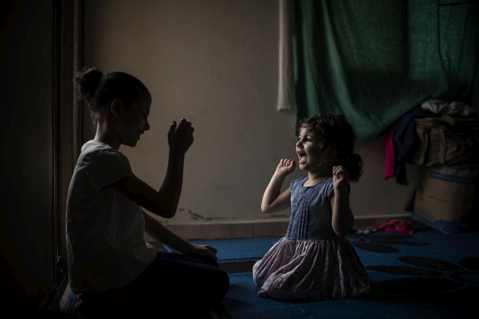 ليان، 10 أعوام، تلعب مع شقيقتها الصغرى ياسمين، 3 سنوات. 